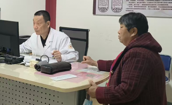 我今年63岁，家住高新区，是老腰突患者了。