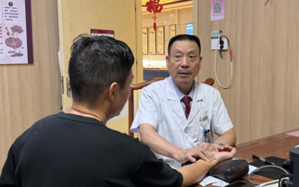腰突反复、腿疼发麻、不敢弯腰！不用开刀，老牌骨科专家帮你摆脱老腰病